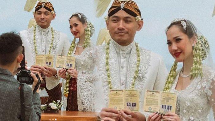 BCL dan Tiko menunjukkan buku nikah