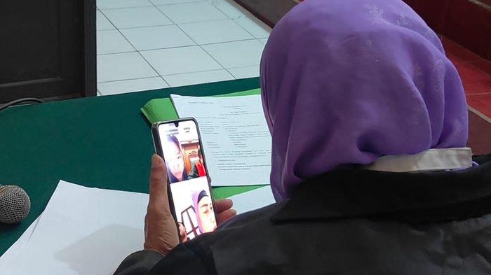 BEGAL TAKSI ONLINE SURABAYA - Maria L. Livia A.P mendengarkan pengacaranya membacakan nota pembelaan dalam sidang di Pengadilan Negeri Surabaya, Kamis (6/1). Terdakwa memohon ke majelis hakim untuk dibebaskan.