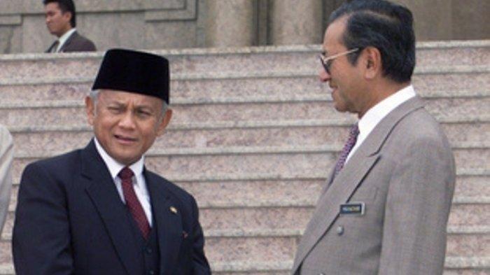  BJ Habibie saat bersama PM Malaysia Mahathir Mohamad (Antara)