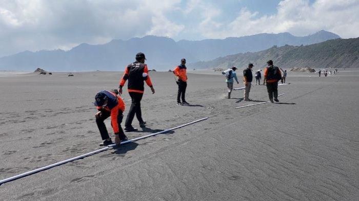 Tim BPBD Jatim melakukan perbaikan pipa yang rusak akibat terdampak karhutla di kawasan Gunung Bromo.