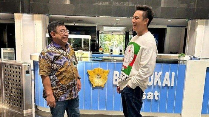 Baim Wong berbincang dengan direktur Bea Cukai, Pak Nirwala
