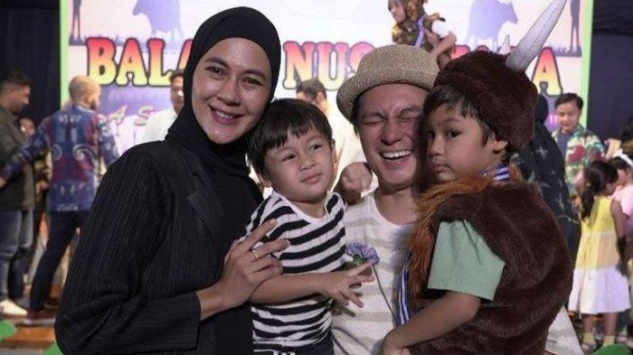 Baim Wong dan Paula Verhoeven foto bersama tebar kode rumah tangga baik-baik saja
