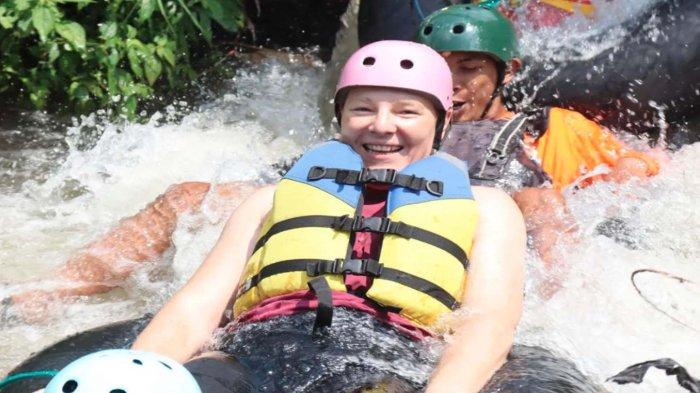 Wisatawan luar negeri saat berkunjung ke Batu Tubing.
