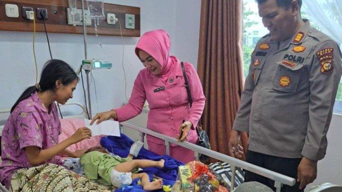 Bayi 10 bulan tangannya kanannya putus usai kain gendongan terlilit ban motor