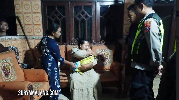 Bayi laki-laki yang dibuang di teras rumah warga Desa Purworejo Kecamatan Pungging, Kabupaten Mojokerto, Jumat (22/3/2024) dini hari.