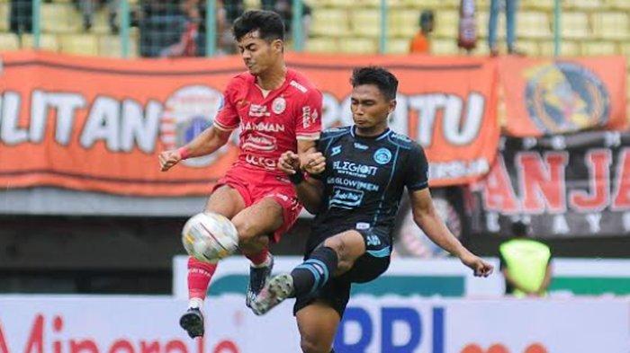 Bek Arema FC, Bagas Adi saat berduel dengan pemain Persija Jakarta dalam lanjutan kompetisi Liga 1 pekan ke-23. Ia alami cedera dalam laga itu