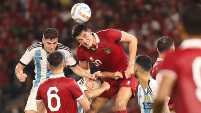 Bek Timnas Indonesia, Elkan Baggott, menyundul bola dalam laga menghadapi Argentina di SUGBK, Senin (19/6/2023). Pada FIFA Matchday ini, Timnas Indonesia dikalahkan Argentina 0-2.