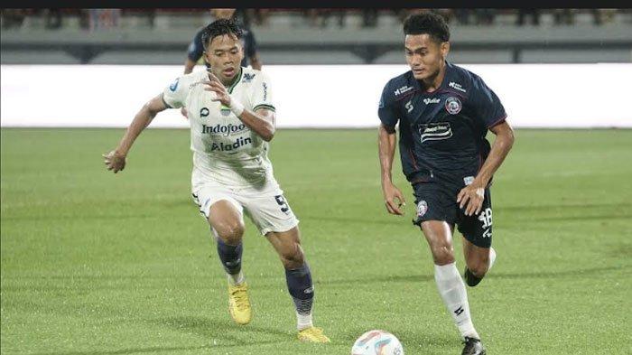 Bek kiri Arema FC, Mikael Tata saat menggiring bola dalam pertandingan antara Arema FC menghadapi Persib Bandung di Liga 1 Jumat (7/7/2023).