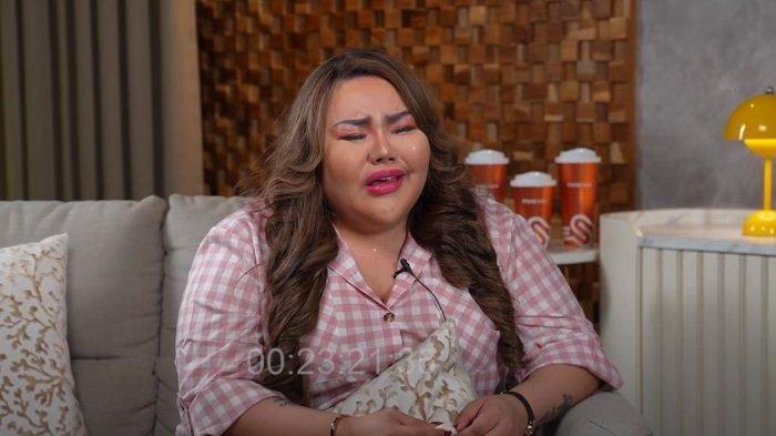LISA MARIANA MENANGIS - Tangkapan layar video dr Richard Lee yang diunggah pada 24 April 2025. Model Lisa Mariana sempat menangis di sebuah acara podcast dr Richard Lee terkait masalah dugaan perselingkuhan yang kini masih menjadi