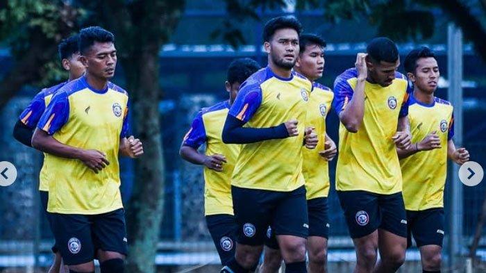 BERITA AREMA FC - Potret pemain Arema FC saat latihan di Bandung jelang Piala Presiden 2025.