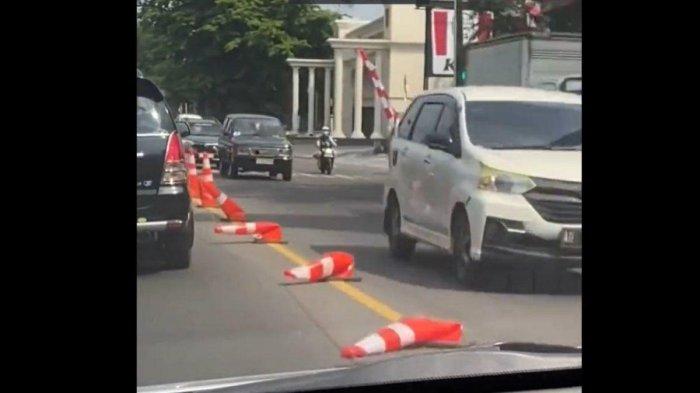 Berjejer traffic cone meleyot di jalanan Kota Semarang menjadi viral di media sosial