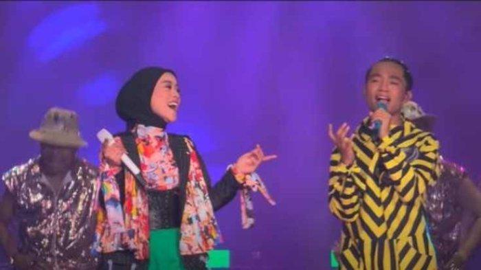 Betrand Peto dan Lesti Kejora nyanyi bareng di panggung.