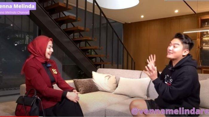 Boy William bercerita tentang kehidupannya saat jadi bintang tamu podcast YouTube Venna Melinda Channel.