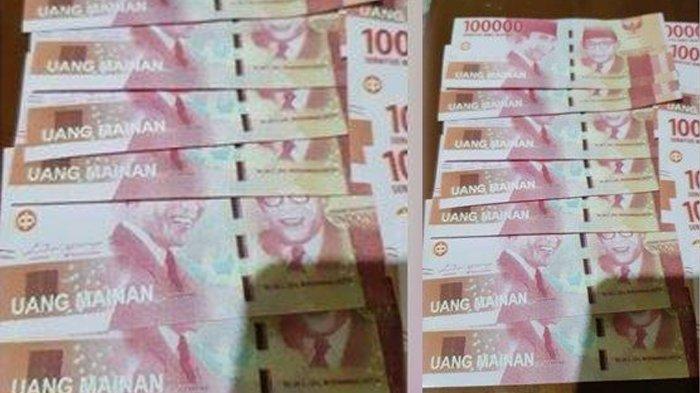 Bukti uang mainan yang diambil Chandra Sofyan dari ATM