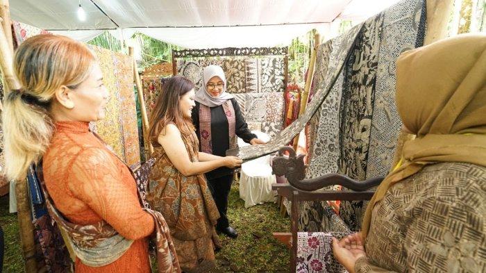 Bupati Banyuwangi Ipuk Fiestiandani membuka Pasar Batik ini dibuka oleh didampingi pemilik Jiwa Jawa Resor, Sigit Purnomo, Sabtu (19/8/2023). (surya/aflahul abidin)