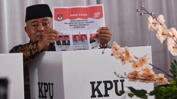 Bupati Malang, H Muhammad Sanusi, memperlihatkan surat suara sebelum melakukan pencoblosan saat Pemilu 2024 di Tempat Pemungutan Suara (TPS) 17, Kecamatan Gondanglegi, Kabupaten Malang, Jawa Timur, Rabu (14/2/2024).