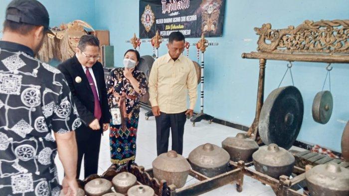 Pj Bupati Pasuruan Andriyanto saat mengunjungi Pura Kerta Giri Nata dan Gereja Baithani di Kecamatan Tutur untuk memberikan bantuan.