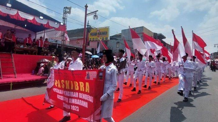Bupati Semarang Ngesti Nugraha memberi hormat kepada bendera merah putih yang dibawa Paskibra(KOMPAS.com/Dian Ade Permana)