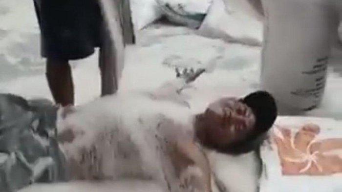 Buruh Bulog di Surabaya viral bertelanjang dada mandi beras kini dipecat