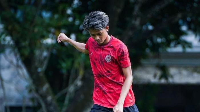CEDERA - Achmad Maulana Syarif dalam sebuah sesi latihan Arema FC. Ia saat ini mengalami cedera usai mendapatkan tekel keras di laga Persija Jakarta vs Arema FC pada Minggu (9/3/2025).