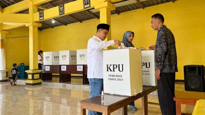 Cabup Mojokerto, Muhammad Albarra atau Gus Barra mencoblos di TPS 02, Desa Kembangbelor, Kecamatan Pacet, Mojokerto, Jawa Timur, Rabu (27/11/2024).