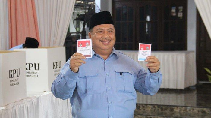 Cabup Nomor Urut 2 Warsubi saat Menggunakan Hak Pilihnya di TPS 02 Desa Mojokrapak, Tembelang Jombang.