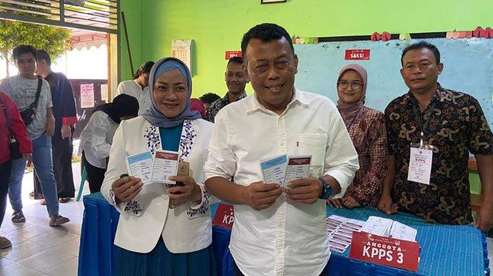 Calon Bupati (Cabup) Ponorogo Sugiri Sancoko mencoblos pada hari pemilihan kepala daerah (Pilkada), Rabu (27/11/2024) pagi. Sugiri didampingi anak-anaknya dengan menggunakan baju berwarna putih