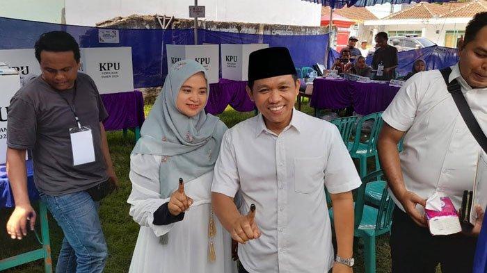 Calon Bupati Lumajang nomor urut 1 Thoriqul Haq bersama istrinya usai menyalurkan hak suaranya di TPS 02 Desa Sukosari, Kunir, Lumajang