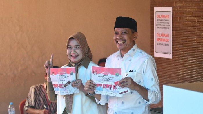 Calon Wali Kota Malang nomor urut 1, Wahyu Hidayat didampingi istrinya, mencoblos surat suara di TPS 20, Kelurahan Jatimulyo, Kota Malang, Rabu (27/11/2024).