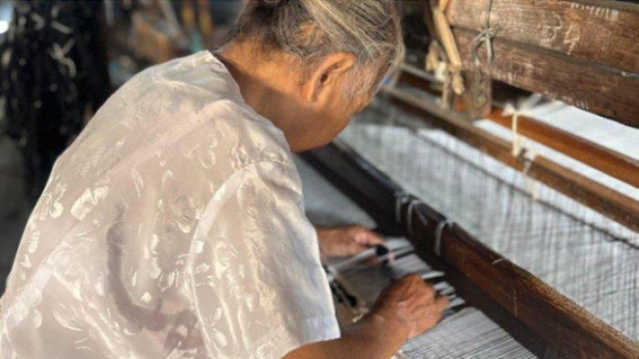 Perajin Lurik Pedan Menggunakan Teknik Tradisional dengan Nilai Internasional
