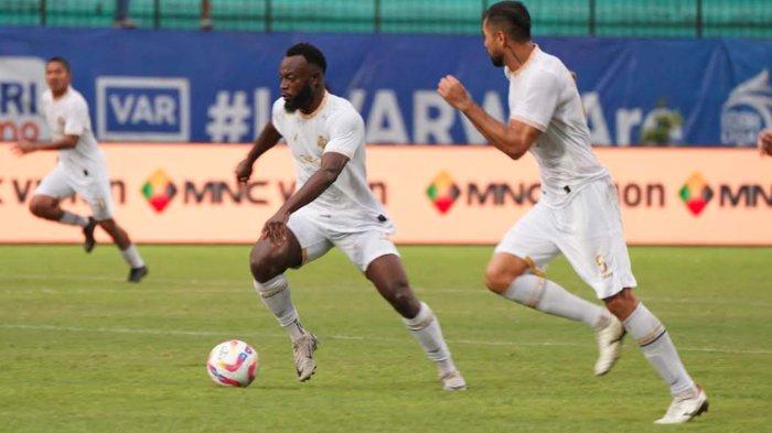 Charles Lokolingoy ketika menggiring bola di laga PSIS Semarang Vs Arema FC yang berlangsung di Stadion Moch Soebroto Magelang pada (26/9/2024).