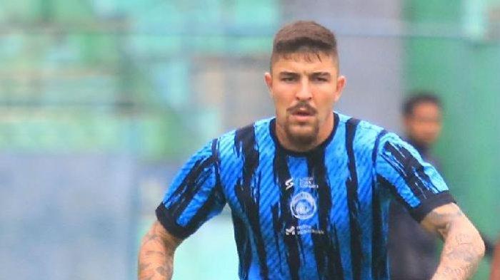 Charles Raphael saat berlatih bersama Arema FC di Stadion Gajayana Kota Malang, Rabu (28/6/2023).