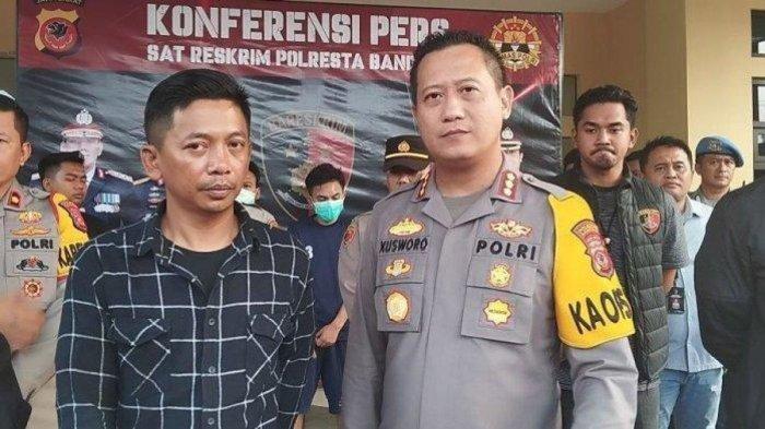 Chepy Dwiki yang bertugas unit Samapta Polsek Cimaung, bersama Kapolresta Bandung, Kombes Pol Kusworo Wibowo, di Mapolresta Bandung, Jumat (22/12/2023). (via TribunSumsel)