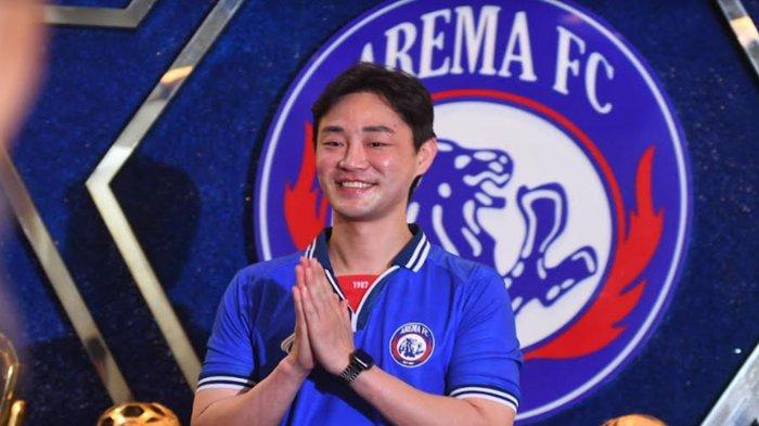 Choi Bo-kyung saat diperkenalkan kepada awak media dalam rilis pemain asing baru tim sepakbola Arema FC di kantor Arema FC, Kota Malang, Jawa Timur, Senin (1/7/2024).