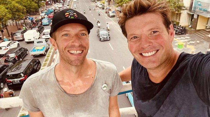 Chris Martin vokalis Codplay selfie di jembatan Jakarta