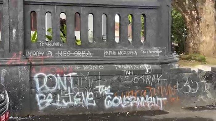 DEMO MALANG RICUH - Tampak dari luar gedung DPRD Kota Malang Senin (24/3/2025) pagarnya dipenuhi coretan bekas aksi pendemo Minggu (23/3/2025) malam. Tidak hanya di pagar, aspal jalan dan ukiran tulisan 