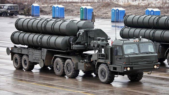 SISTEM PERTAHANAN UDARA - S-400 Triumph dengan julukan NATO SA-21 Growler adalah sistem rudal pertahanan udara Rusia. S-400 Triumph adalah sistem pertahanan udara paling kuat di dunia saat ini.