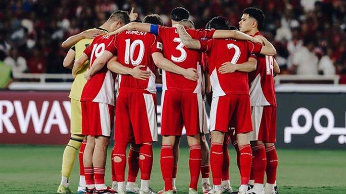 TIMNAS INDONESIA VS CHINA - Para pemain Timnas Indonesia berdiri melingkar di Stadion Utama Gelora Bung Karno (SUGBK) Senayan, Jakarta. Pertandingan Grup C Kualifikasi Piala Dunia 2026 Zona Asia, ronde ketiga antara Timnas Indonesia Vs China akan berlangsung pada Kamis (5/6/2025) kick off pukul 20:45 WIB. Ada banyak lokasi nonton bareng atau nobar Timnas Indonesia Vs China di Malang, Surabaya dan daerah sekitarnya.