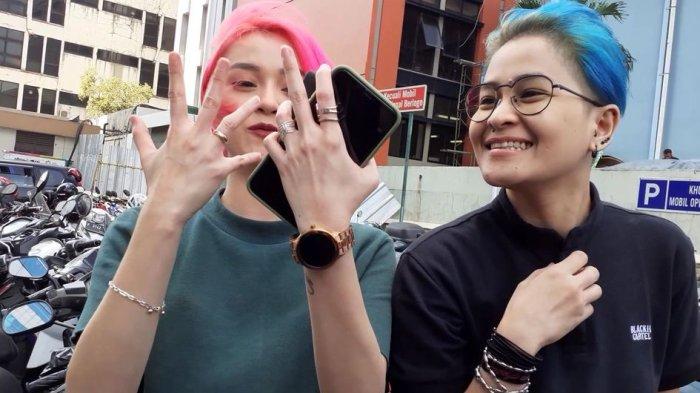 Dara The Virgin pakai cincin di jari manis.