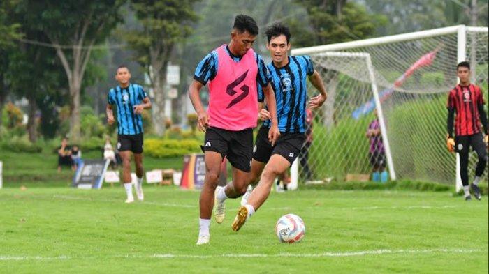 Dedik Setiawan dan Syaeful Anwar saat berebut bola dalam sesi latihan tim Arema FC di lapangan ARG Lawang pada Senin (8/1/2024).