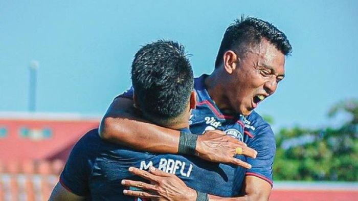 Selebrasi Dedik Setiawan usai mencetak gol untuk Arema FC saat menjamu Persikabo pada pekan ke-10 Liga 1 2023 di Stadion Kapten I Wayan Dipta, Gianyar, Bali, Senin (28/8/2023).