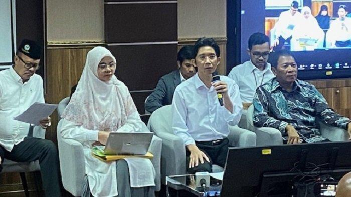 Dekan FK Undip, Profesor Yan Wisnu Prajoko (pegang microphone) buka suara soal kematian dokter Aulia