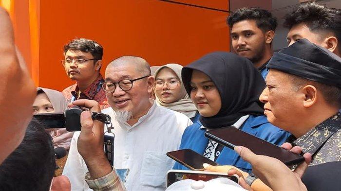 Dekan FISIP Unair, Prof Dr Drs Bagong Suyanto MSi dan Presiden BEM FISIP Unair, Tuffahati Ullayyah memberi keterangan usai pertemuan tertutup terkait pembekuan BEM FISIP Unair. Pembekuan disepakati dicabut, Senin (28/10/2024)