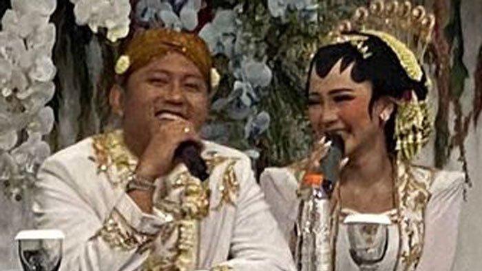 Penyanyi Denny Caknan resmi mempersunting Bella Bonita, selebgram asal Madiun, Jumat (7/7/2023) malam. Keduanya melangsungkan akad nikah di Sun Hotel Madiun. Setelah melaksanakan pernikahan, pengantin baru ini menyapa para awak media.