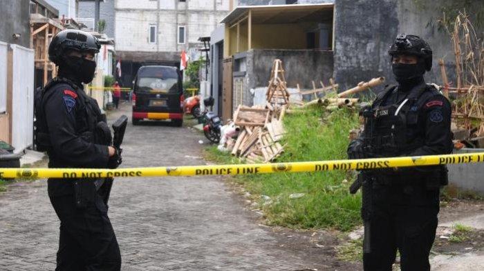 Densus 88 menggeledah rumah terduga teroris di Perumahan Villa Syariah Bunga Tanjung RT 1 RW 8, Desa Junrejo, Kecamatan Junrejo, Kota Batu, Kamis (1/8/2024).