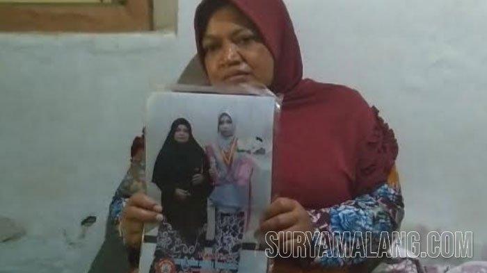 Sulastri (47), ibu Desy Lailatul Khairiyah (20), warga Desa Bangle Kecamatan Ngadiluwih, Kabupaten Kediri, Minggu (9/7/2023).