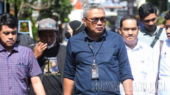 Devi Athok (memakai topi) didampingi Tim Advokasi Tragedi Kanjuruhan (Tatak) saat mendatangi Polres Malang terkait Gelar Perkara Khusus Tragedi Kanjurahan yang digelar Satreskrim Polres Malang, JawaTimur, Jumat (1/9/2023). Devi Athok membawa barang bukti selongsong peluru gas air mata saat gelar perkara khusus terkait laporan model B pada kasus Tragedi Kanjuruhan. Tim pendamping hukum keluarga korban, mengaku tetap teguh melaporkan petugas dengan Pasal 338 dan 340 KUHP tentang pembunuhan.