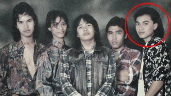 Dewa 19 dulu, paling kanan Wawan Juniarso sang drummer