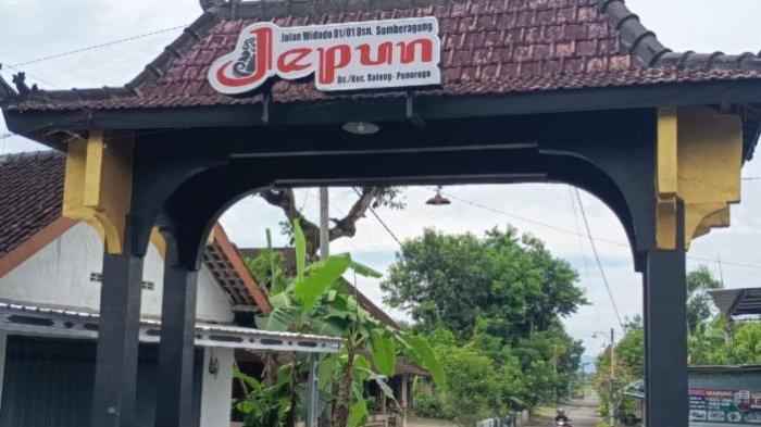 BURONAN INTERPOL - Gerbang masuk Dusun Sumber Agung Desa/Kecamatan Balong, Kabupaten Ponorogo, Jatim, Selasa (27/5/2025). Desa ini merupakan alamat Dewi Astutik, buronan Interpol atas kasus penyelundupan sabu-sabu 2 ton senilai Rp 5 triliun.