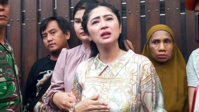 Dewi Perssik saat di kediamannya setelah mediasi yang berakhir buntu Kamis 29 Juni 2023